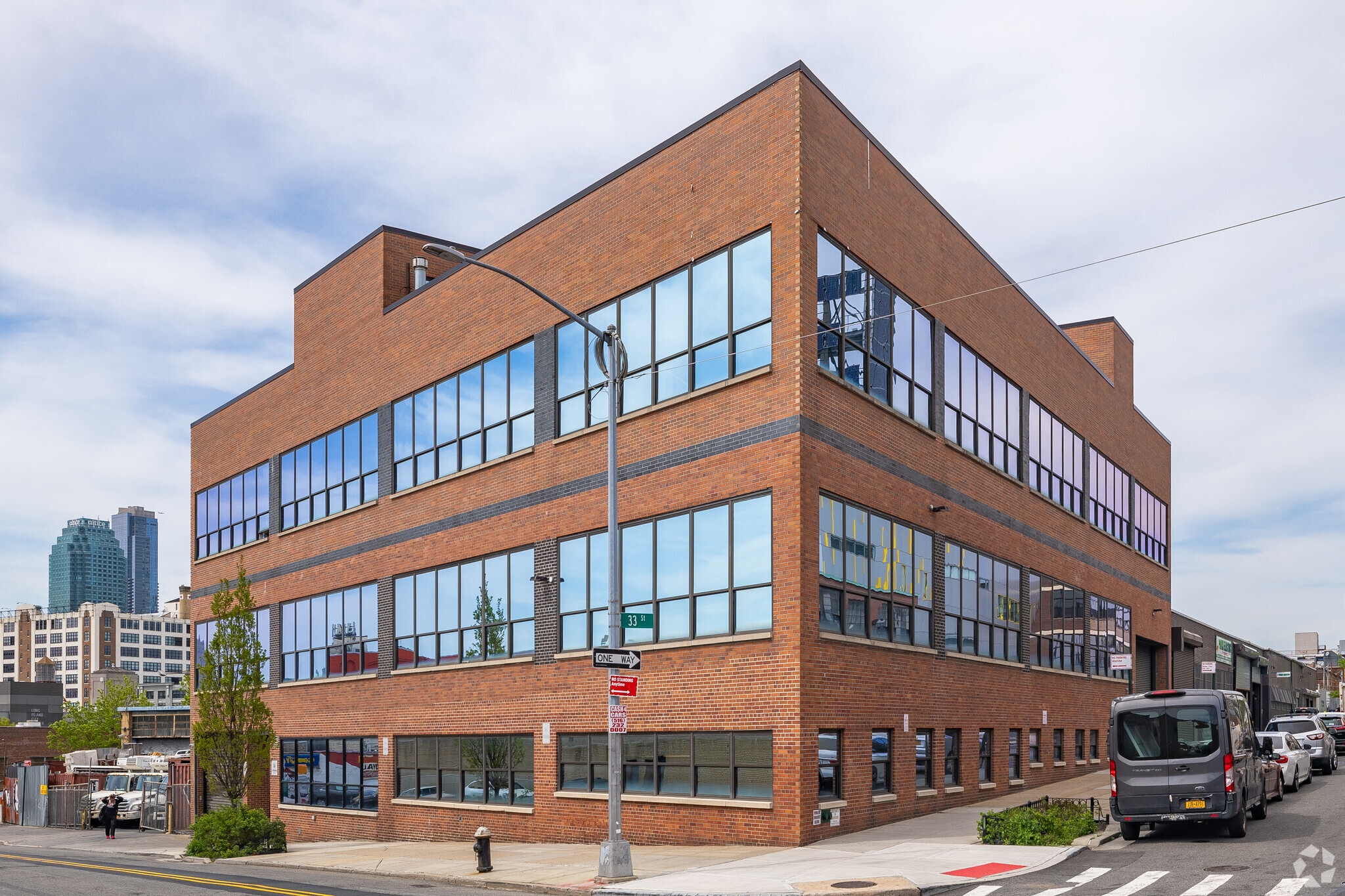 32-45 Hunters Point Ave, Long Island City, NY for lease Primary Photo- Image 1 of 10