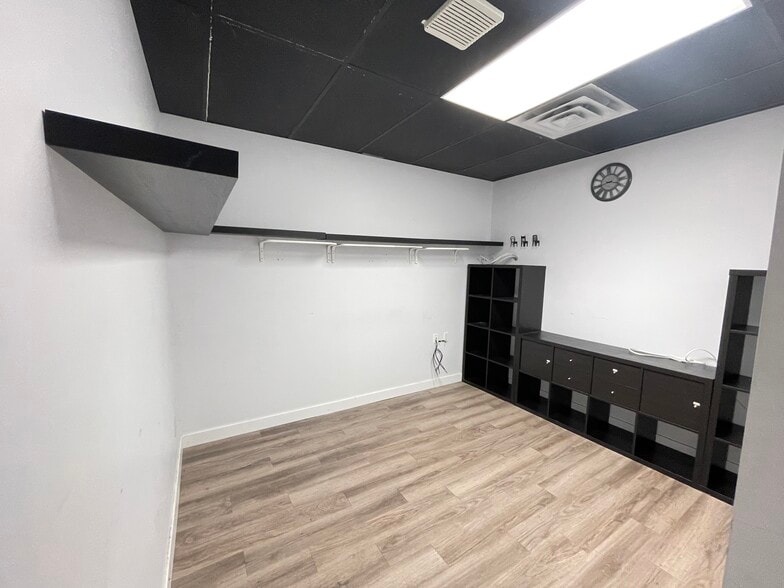 4400 Hazelbridge Way, Richmond, BC for lease - Interior Photo - Image 2 of 5