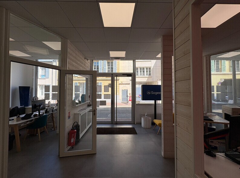 Retail in Saint-Germain-en-Laye for lease - Interior Photo - Image 2 of 9
