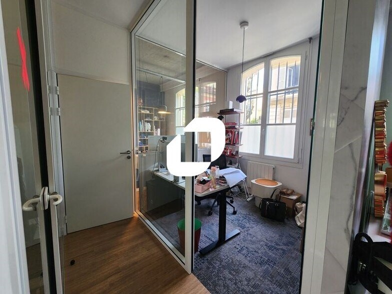 Office in Versailles for lease - Interior Photo - Image 2 of 15