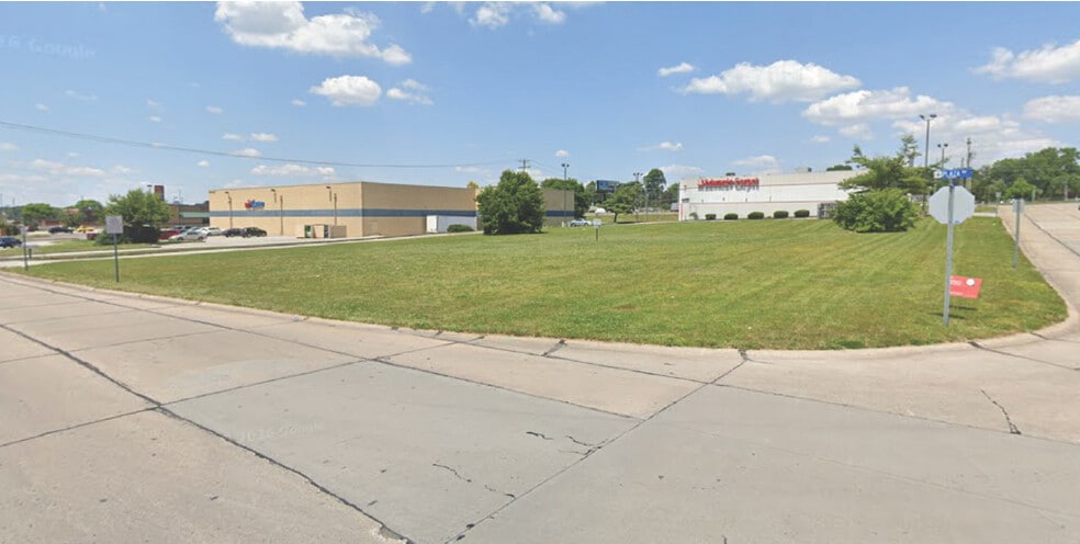 8 Plaza Way, Saint Charles, MO à vendre - Photo du bâtiment - Image 2 de 2