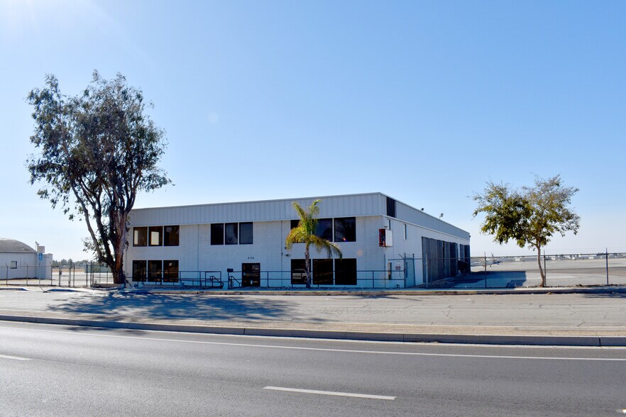 2103 Airport Dr, Bakersfield, CA for sale - Building Photo - Image 3 of 18