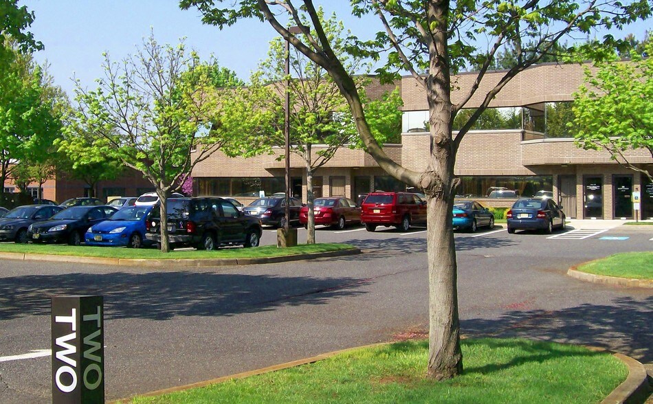 2 Hartford Dr, Tinton Falls, NJ à louer - Photo du bâtiment - Image 2 de 11