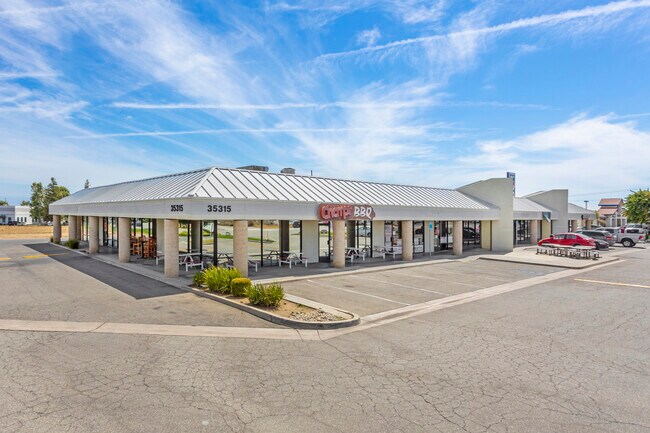Plus de détails pour 35315 Merle Haggard Dr, Bakersfield, CA - Commerce de détail à louer