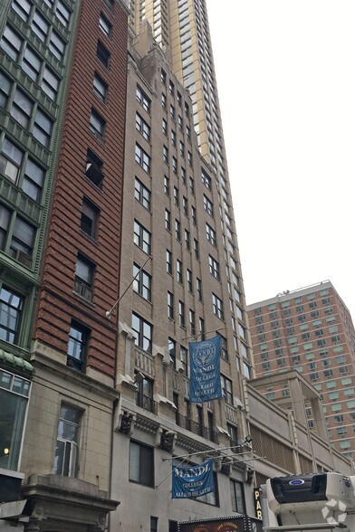 254 W 54th St, New York, NY à louer - Photo du bâtiment - Image 2 de 7