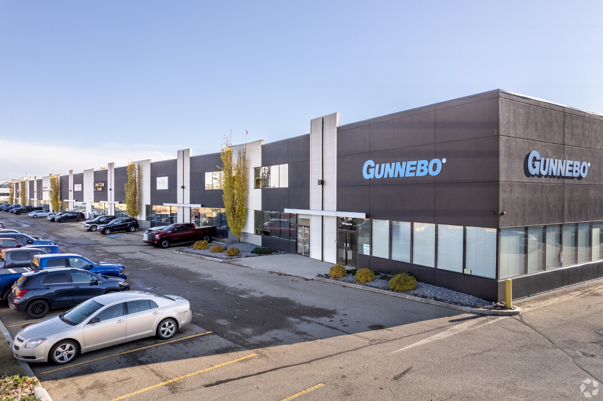 7003-7127 Roper Rd NW, Edmonton, AB à louer Photo principale- Image 1 de 3