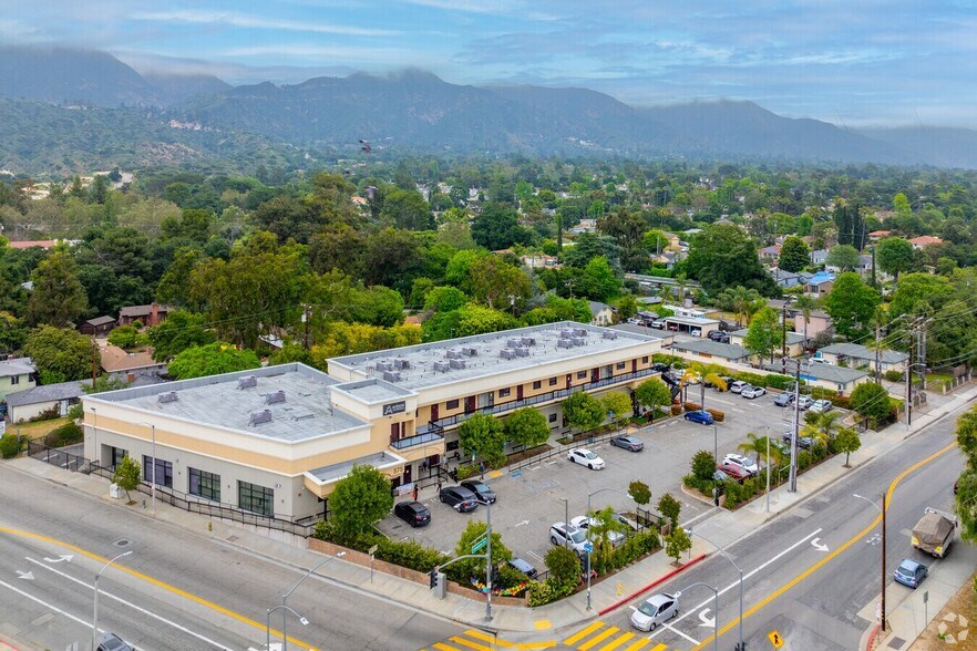 575 W Altadena Dr, Altadena, CA à louer - Photo du bâtiment - Image 2 de 9