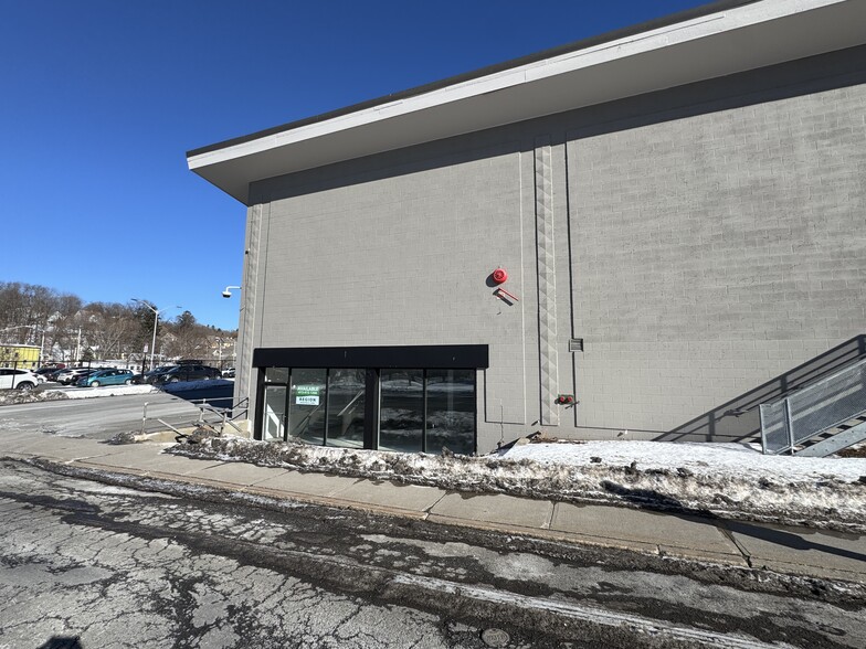 45-69 Veterans Memorial Dr, North Adams, MA à louer - Photo du bâtiment - Image 2 de 5