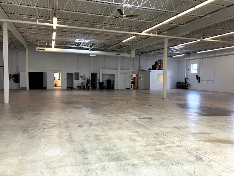 1105 Carolina Dr, West Chicago, IL for lease - Interior Photo - Image 2 of 2