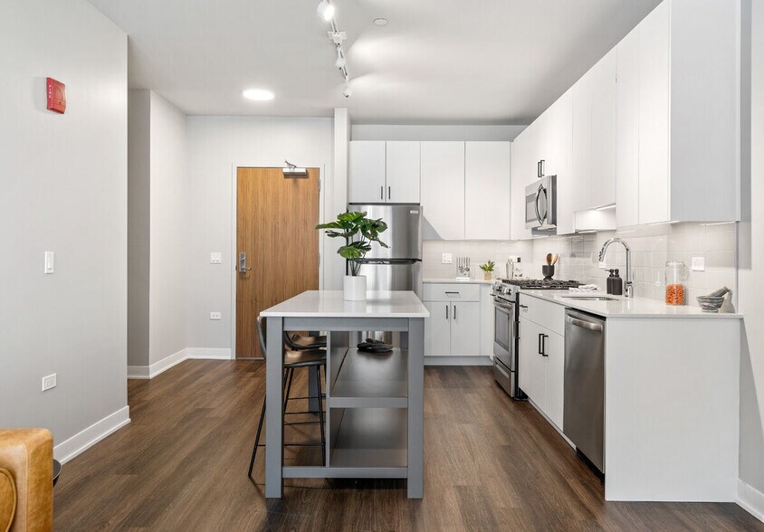 7215 N District Ave, Lincolnwood, IL à louer - Photo intérieure - Image 3 de 18