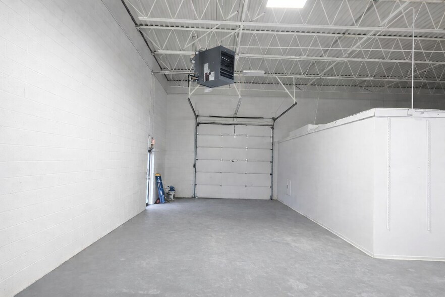 22783-22823 Heslip Dr, Novi, MI à louer - Photo du bâtiment - Image 2 de 4