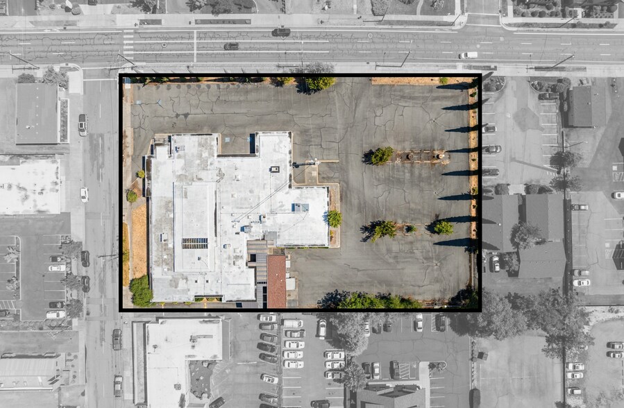 125 NE Manzanita Ave, Grants Pass, OR à vendre - Photo du bâtiment - Image 2 de 27