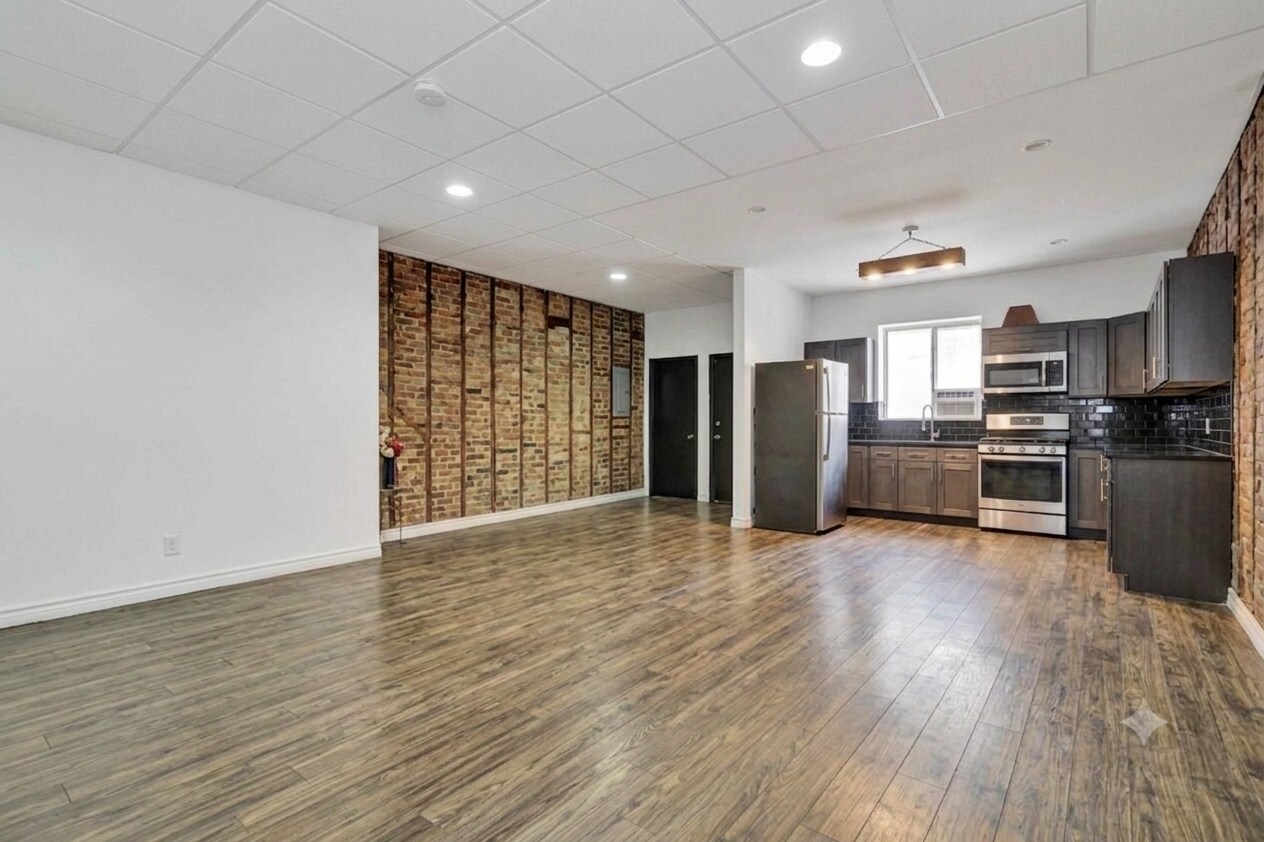 5224 35th St, Long Island City, NY à vendre Photo intérieure- Image 1 de 16