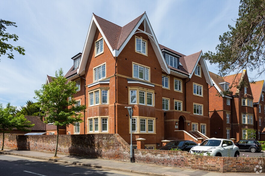 66 New Dover Rd, Canterbury for sale - Primary Photo - Image 1 of 9