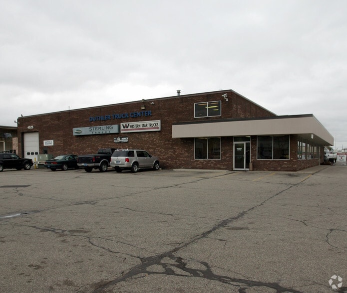 4525 Clay Ave SW, Grand Rapids, MI for lease - Building Photo - Image 2 of 4