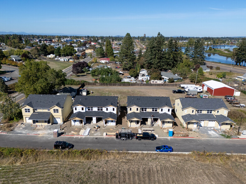 8 Duplexes For Sale portfolio of 8 properties for sale on LoopNet.ca - Building Photo - Image 1 of 4