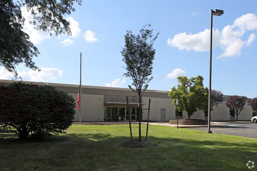 200 Connecticut Dr, Burlington, NJ à louer - Photo du bâtiment - Image 3 de 11