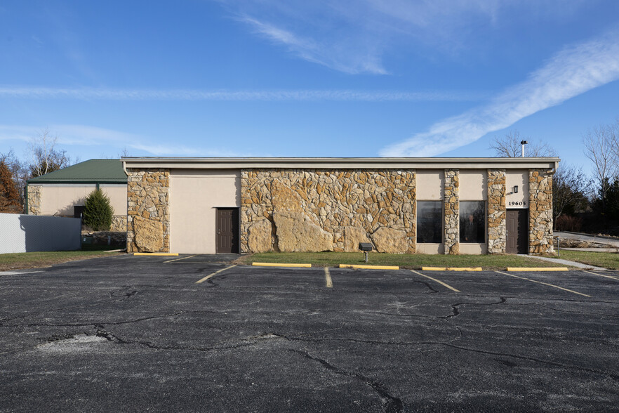 19605 E 40 Hwy, Independence, MO à louer - Photo du bâtiment - Image 2 de 13