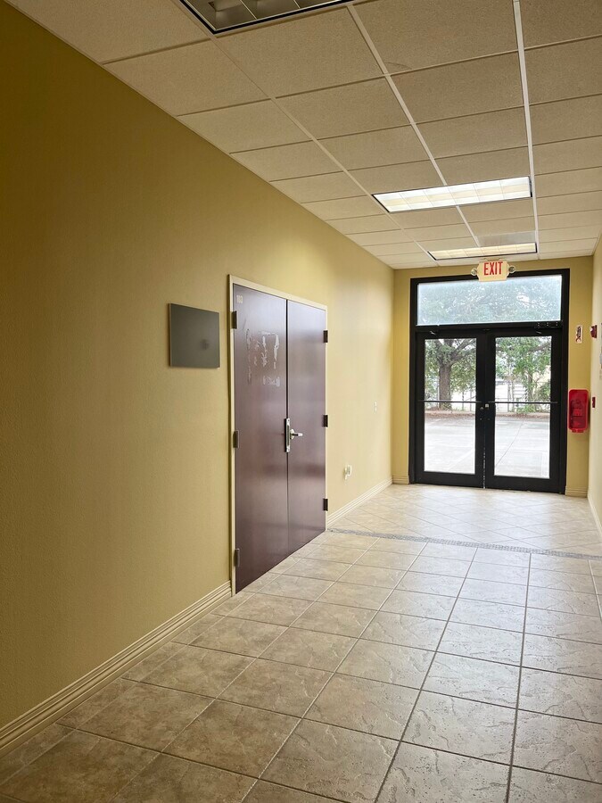 2405 N Courtenay Pky, Merritt Island, FL 32953 - Unité 1-9 - - Photo intérieure - Image 1 of 17