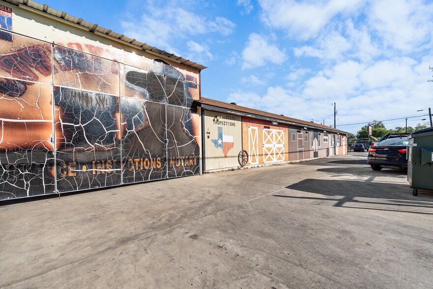 5119 W Commerce St, San Antonio, TX for lease - Primary Photo - Image 1 of 5