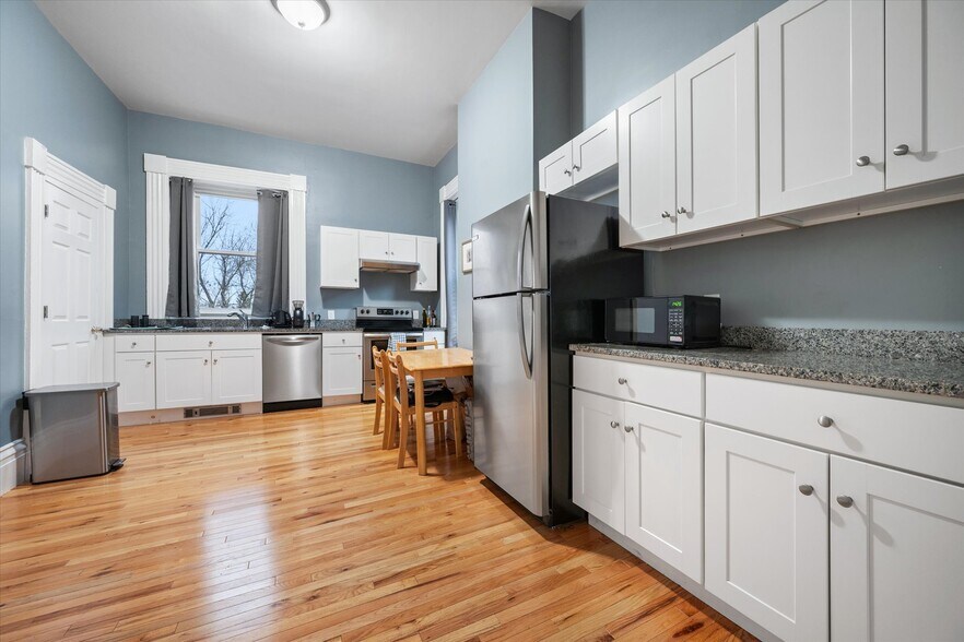 72 3rd St, Bangor, ME à vendre - Photo du bâtiment - Image 2 de 71