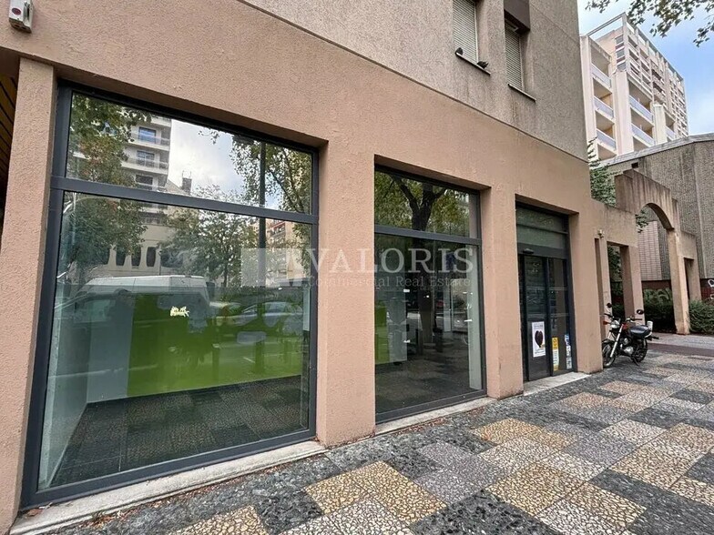 Retail in Lyon for lease - Building Photo - Image 1 of 12