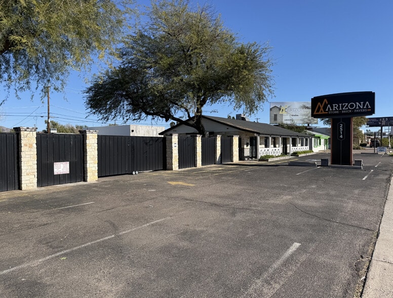 2514 E Indian School Rd, Phoenix, AZ à louer - Photo du bâtiment - Image 1 de 9