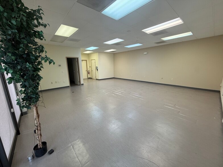 3220 W Charleston Blvd, Las Vegas, NV à louer - Photo du bâtiment - Image 2 de 28