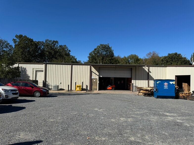 100% Occupied Industrial Property portfolio of 2 properties for sale on LoopNet.ca - Building Photo - Image 3 of 8