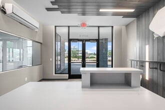 1700 Plymouth Rd, Minnetonka, MN à louer Photo du bâtiment- Image 2 de 31