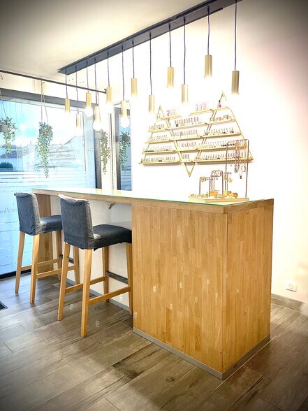 29 Rue Des Alpilles, Lançon-Provence for sale - Lobby - Image 1 of 7