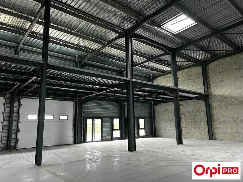 Flex in Bourgoin-Jallieu for lease - Building Photo - Image 2 of 7