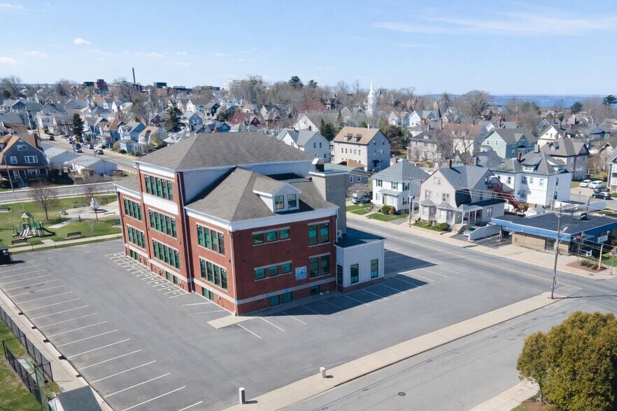 1151 Robeson St, Fall River, MA à vendre - Photo du bâtiment - Image 3 de 18