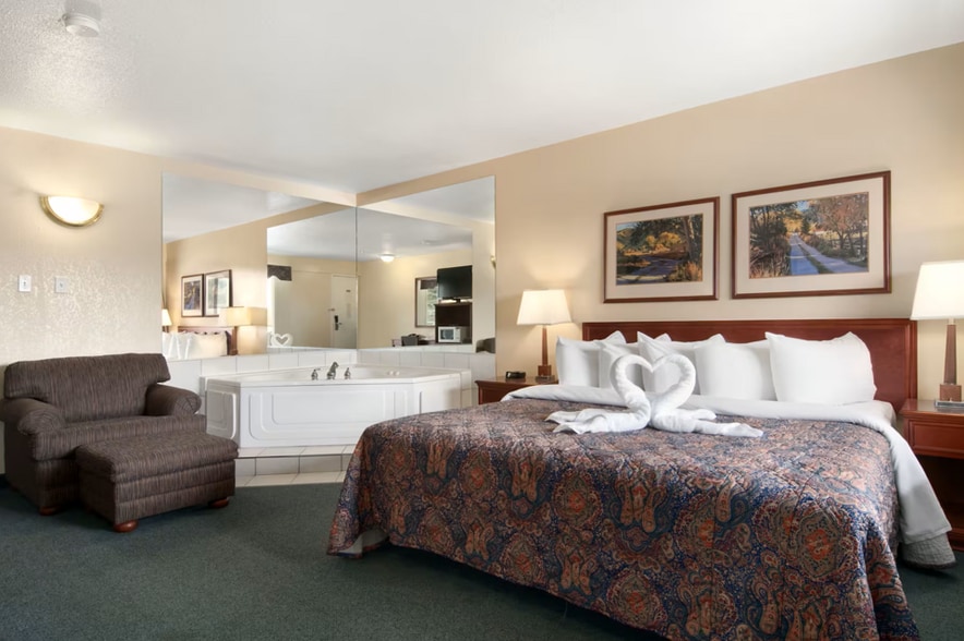 101 Grove Pl, Drumheller, AB à vendre - Photo du bâtiment - Image 2 de 9