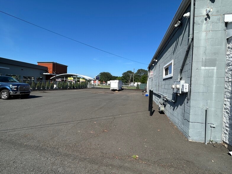 151 Kitts Ln, Newington, CT for sale - Building Photo - Image 3 of 5