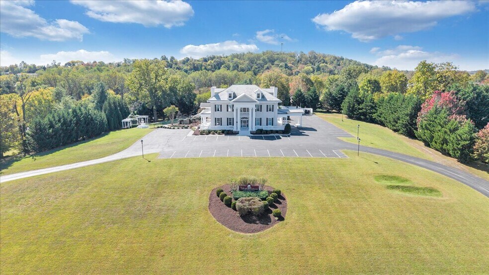 812 E Main St, Bedford, VA à vendre - Photo du bâtiment - Image 2 de 92