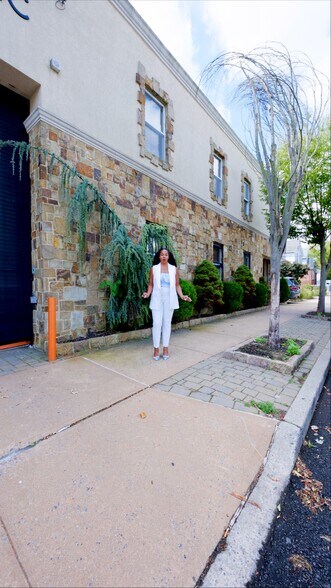 162-20 77th Rd, Flushing, NY à vendre - Vidéo sur l’inscription commerciale - Image 2 de 38