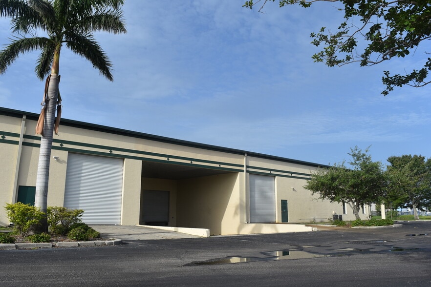 13000 Automobile Blvd N, Clearwater, FL for lease - Building Photo - Image 2 of 17