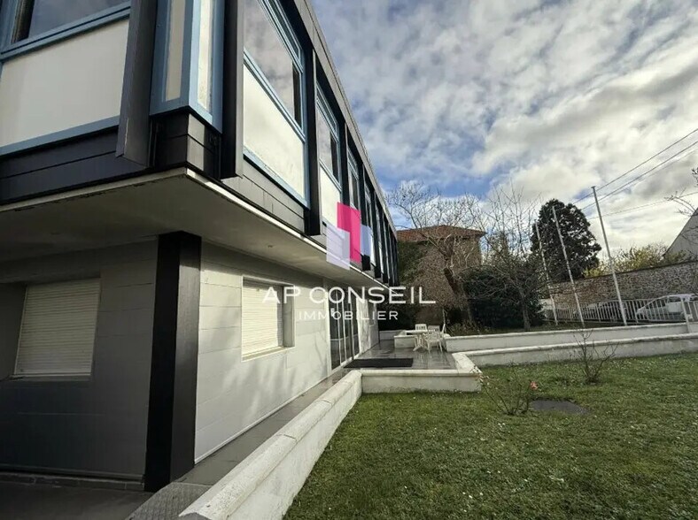 Bureau dans Versailles à louer - Photo du bâtiment - Image 2 de 3