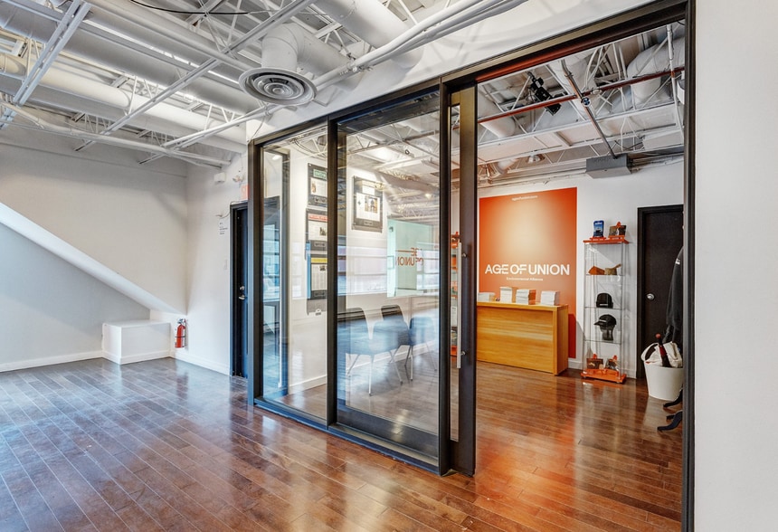 7049 Rue Saint-Urbain, Montréal, QC for sale - Interior Photo - Image 2 of 16