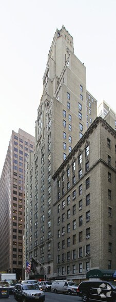 125 E 50th St, New York, NY à louer - Photo du bâtiment - Image 2 de 8
