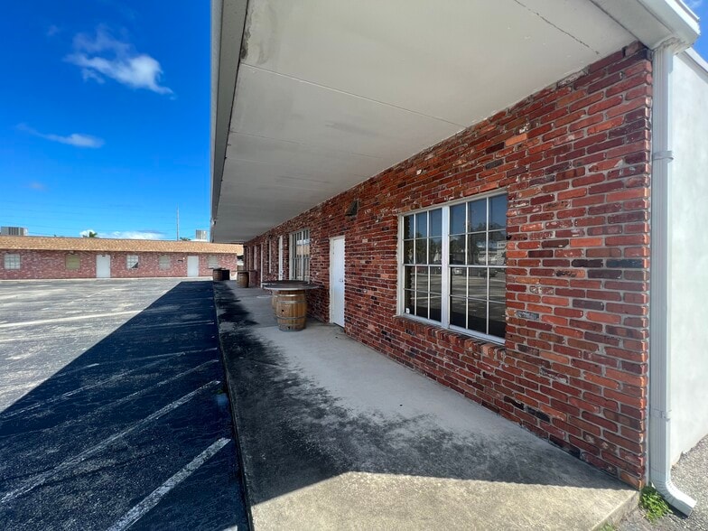 1254 Okeechobee Rd, West Palm Beach, FL à louer - Photo du bâtiment - Image 3 de 4