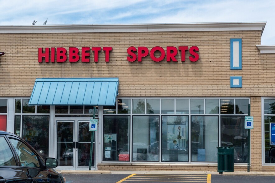 25501 Shore Center Dr, Euclid, OH à louer - Photo du bâtiment - Image 2 de 6