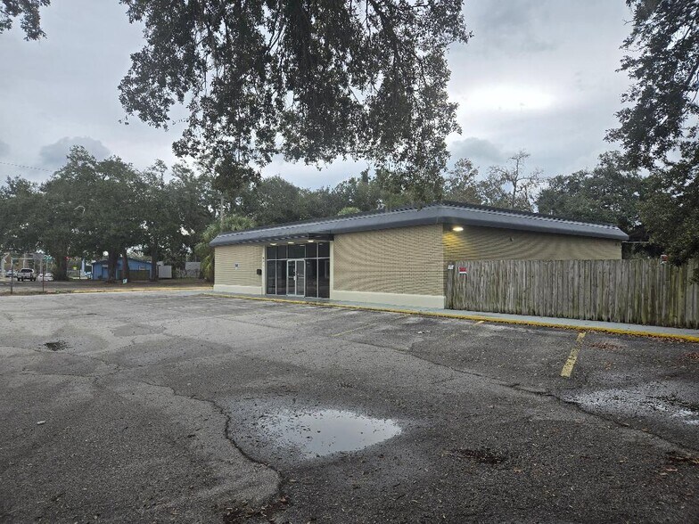 10517 Riverview Dr, Riverview, FL à vendre - Photo du bâtiment - Image 3 de 8