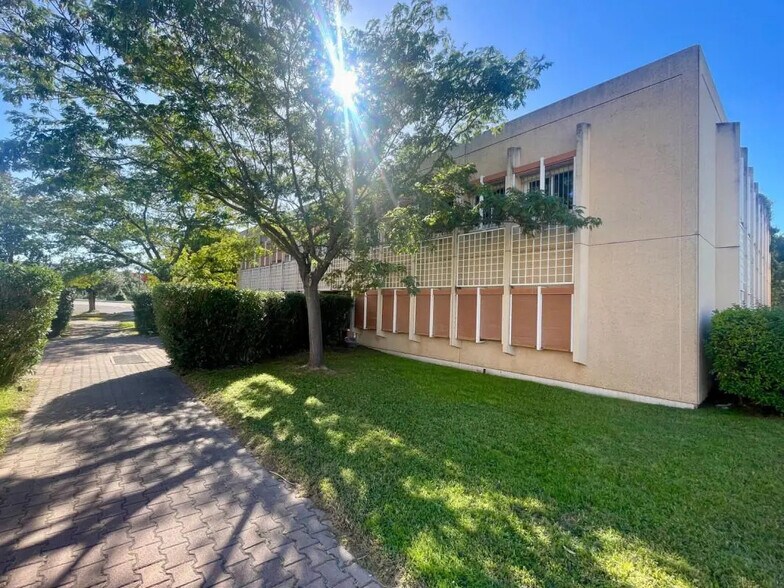 56 Avenue Blaise Pascal, Vitrolles à louer - Photo du bâtiment - Image 1 de 19