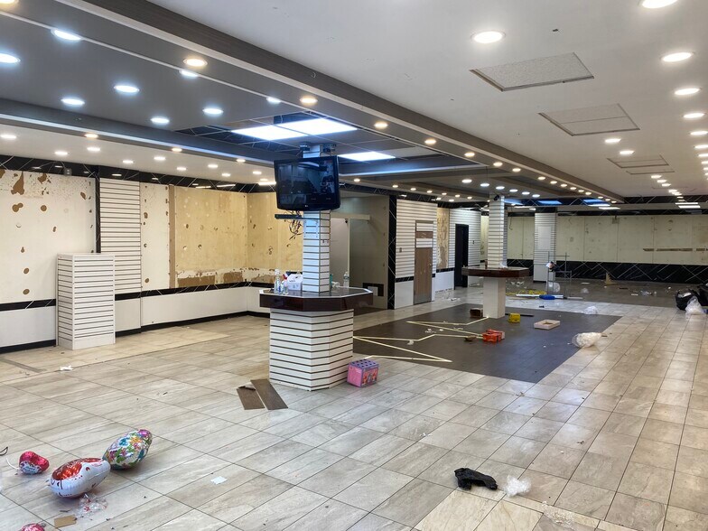 3701-3712 82nd St, Jackson Heights, NY à louer - Photo du bâtiment - Image 2 de 16