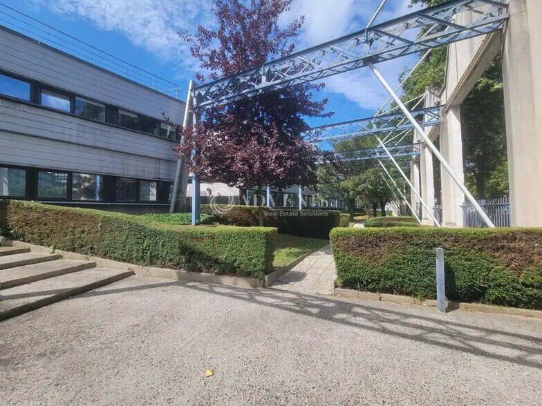 Office in Saint-Denis for lease - Building Photo - Image 2 of 10