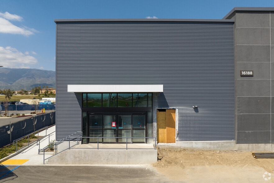 16188 S Highland Ave, Fontana, CA à louer - Photo du bâtiment - Image 3 de 8