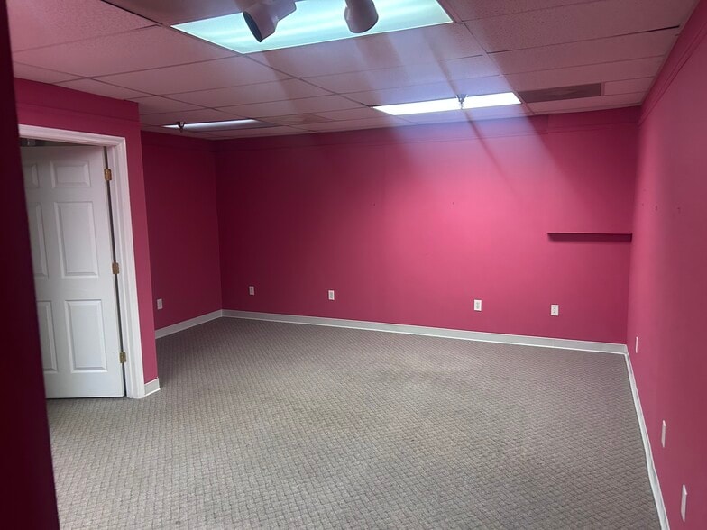 37 New Orleans Rd, Hilton Head Island, SC for lease - Interior Photo - Image 2 of 2