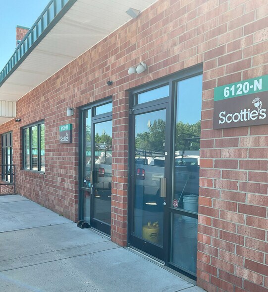 6132 Brookshire Blvd, Charlotte, NC à vendre - Photo du bâtiment - Image 2 de 20